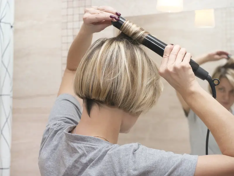 Curling short hair with a curling iron