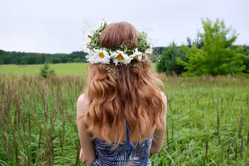 Lower beachy waves hairstyle